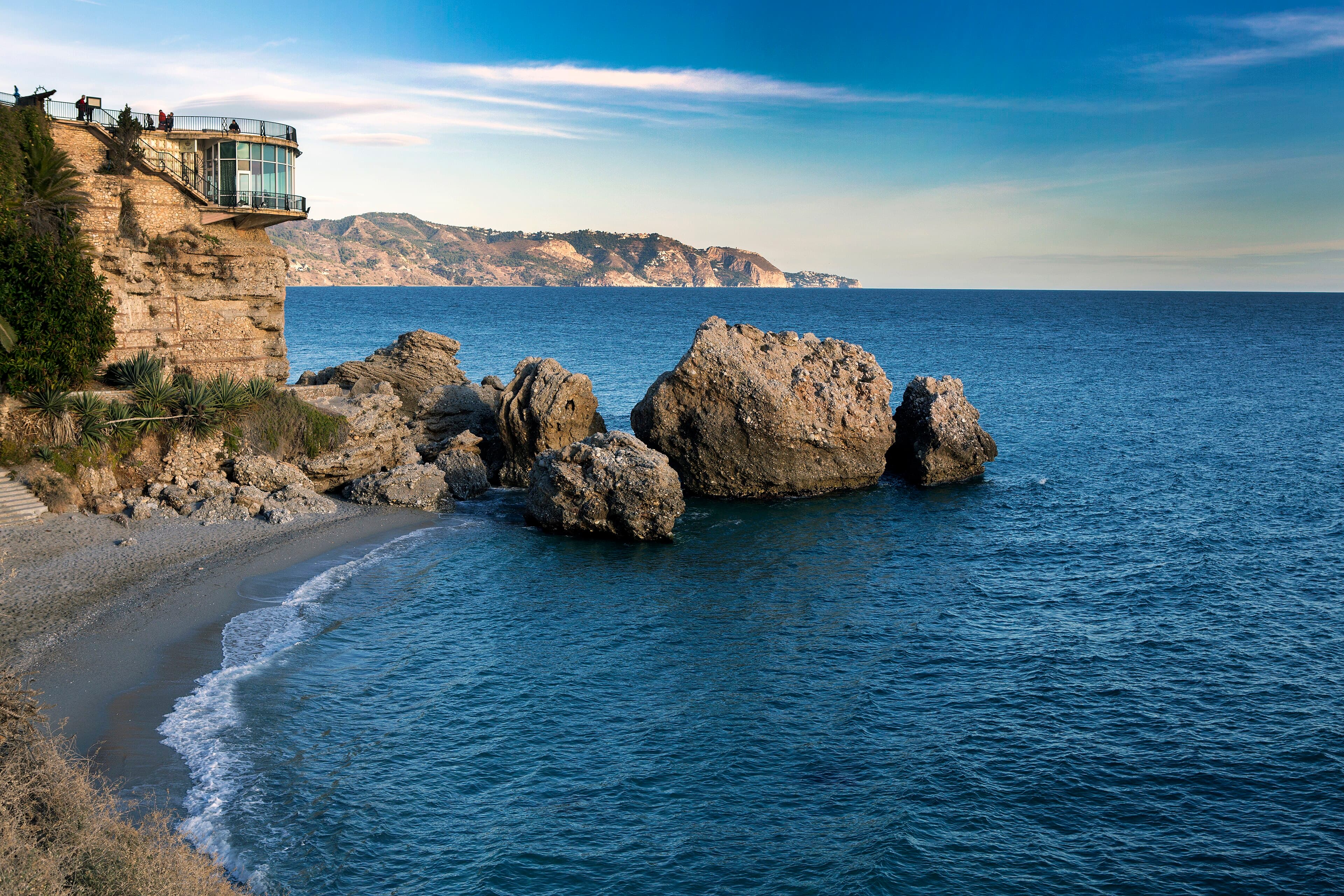 Cala y mar turquesa junto al Balcón de Europa, en Nerja
