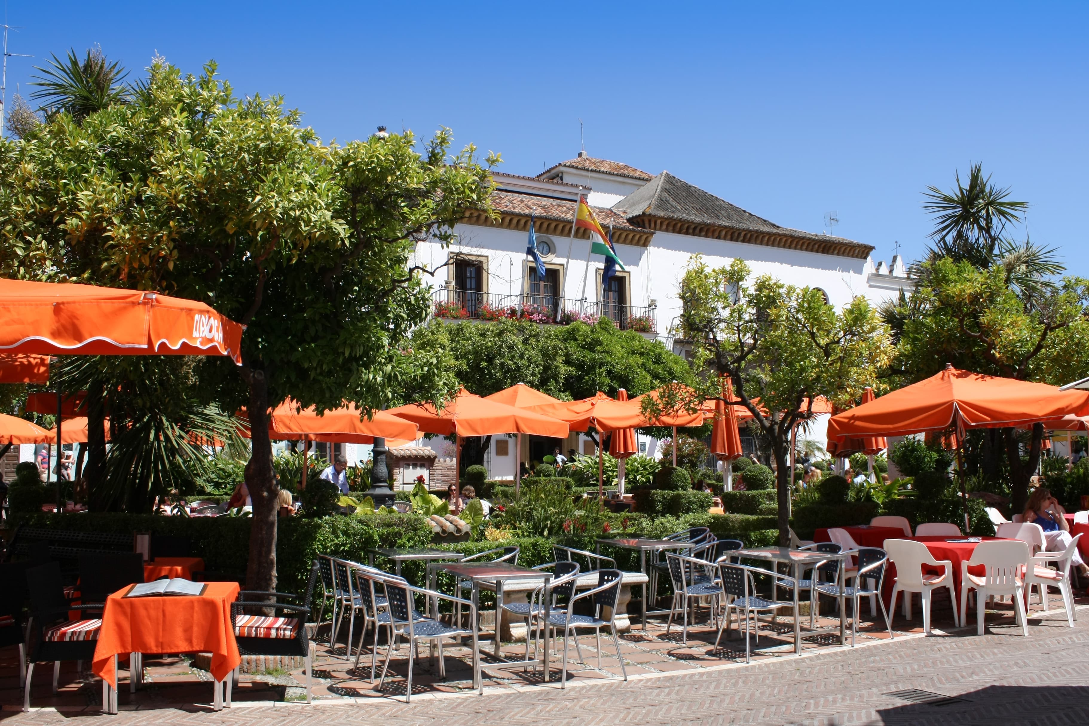 La Plaza de los Naranjos de Marbella, con sus fachadas blancas y naranjos en flor