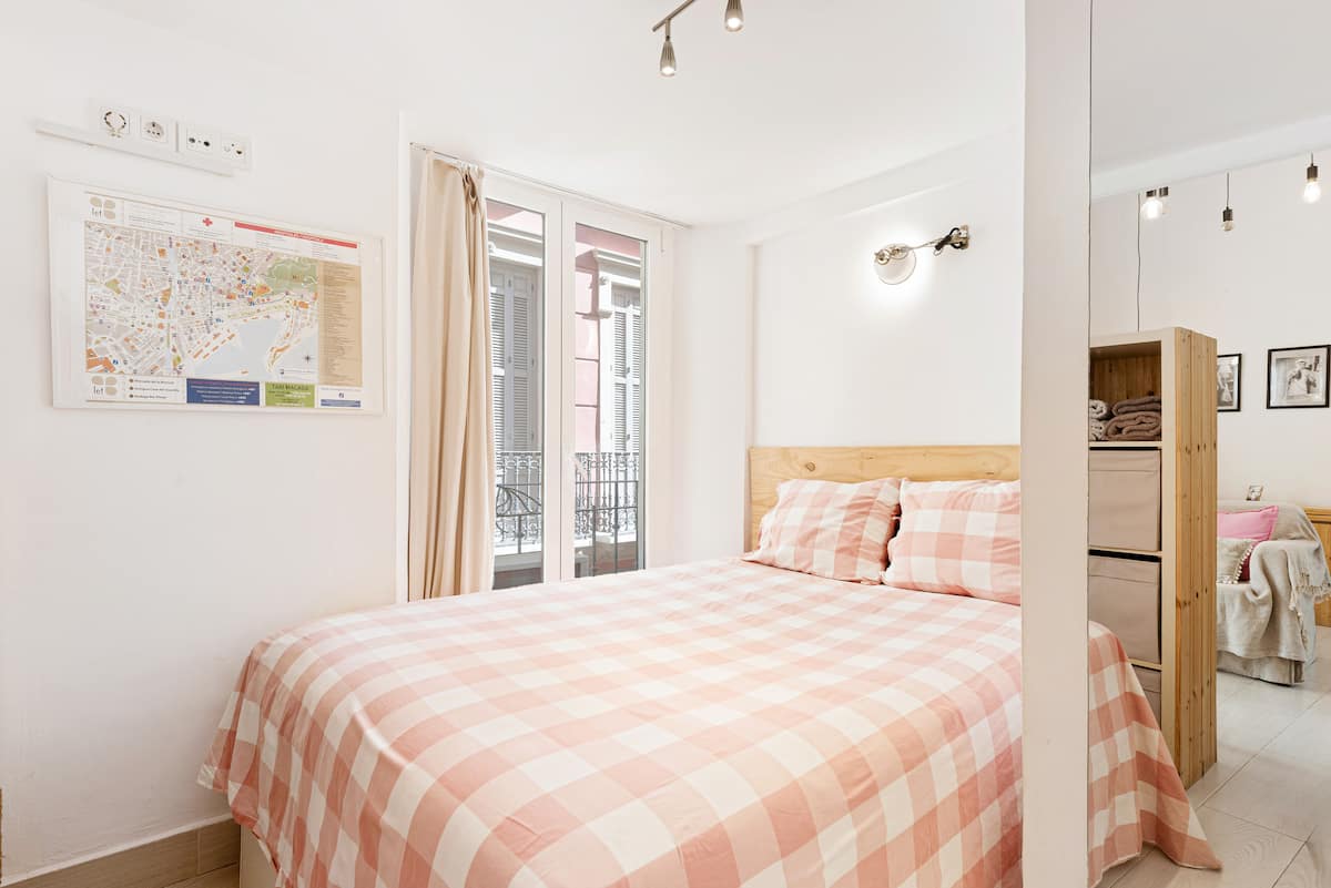 Cama de matrimonio junto al balcón