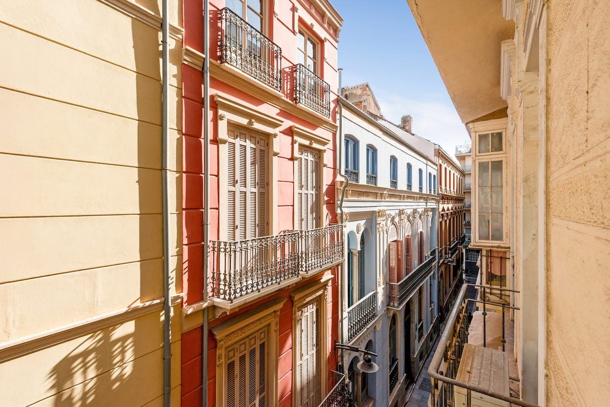 Vistas a la calle del casco antiguo desde el balcón