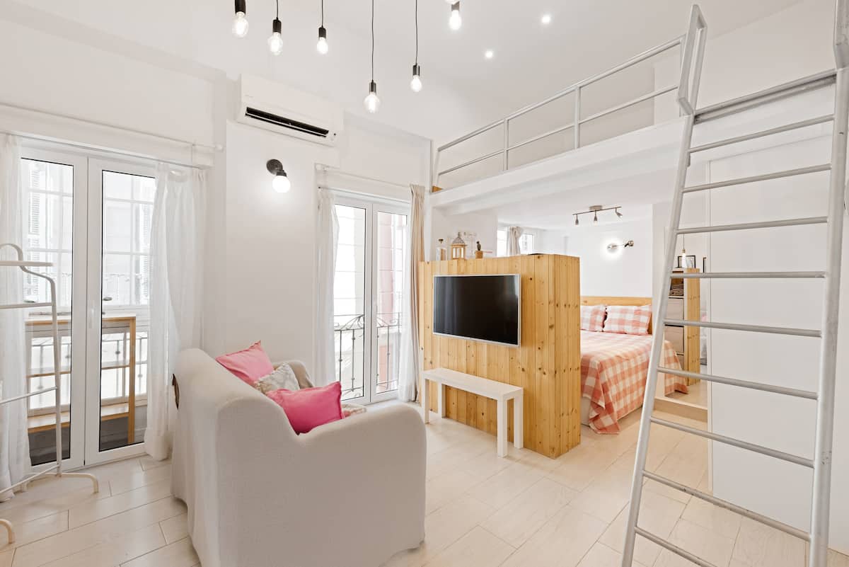 Loft con salón, cama y entreplanta